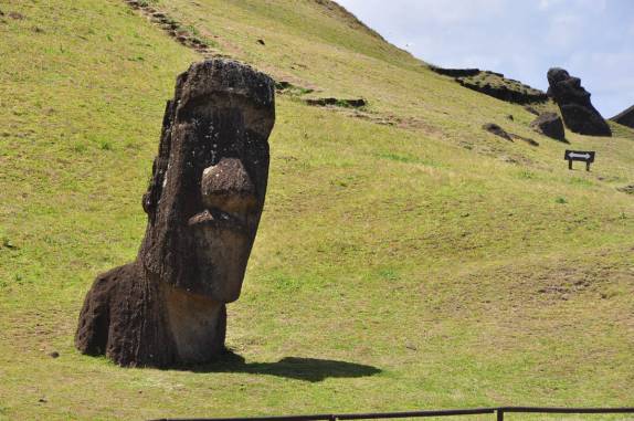 Antigos Moais em Rano Raraku, a fábrica de Moais, parcialmente cobertos pelo tempo. Ainda estavam a venda quando a civilização se perdeu (em Rapa Nui (ou Ilha de Páscoa), território chileno no meio do Oceano Pacífico)